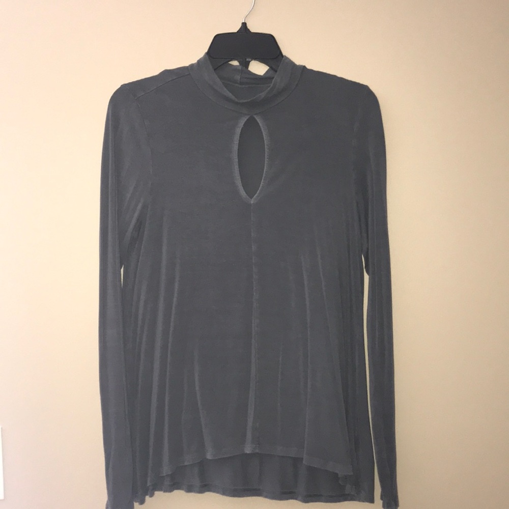 American Eagle grey keyhole shirt